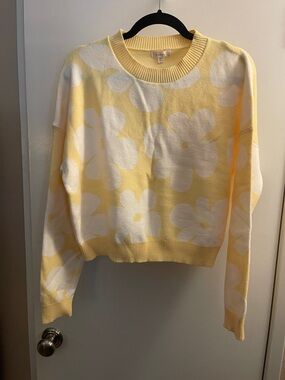 debut Yellow and White Floral Crewneck Sweater